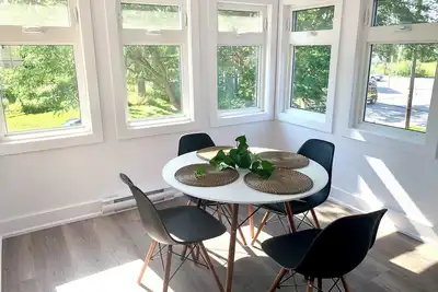 Image de Luxury Modern Apartment in Downtown Century Home - 2 Bedroom, Free parking x 4