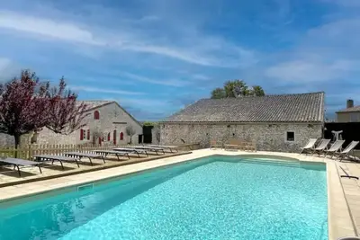 Image de Spacious 5-bedroom house in lovely Saint-André-et-Appelles with heated pool.