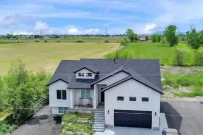 Image de Newly renovated Home *Sleeps 14 *Private hot tub *Pool table *Firepit*Bbq grill
