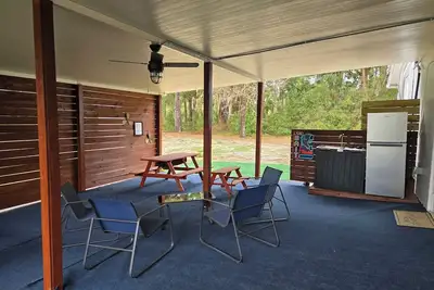 Image de 2/1 guesthouse with boat parking, outdoor shower, jetted tub, & craft ice!