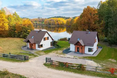 Image de maison de vacances Ă Dabie, directement au bord du lac