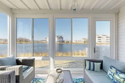 Image de 1st-floor Bethany Bay condo with bay views & on-site golf/pool/tennis