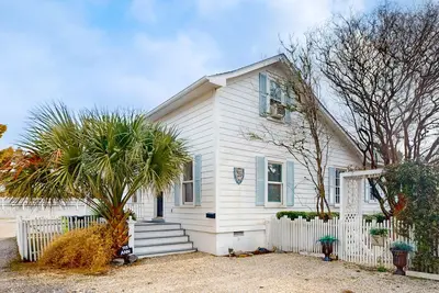Image de Historic dog-friendly home with Central Ac, Gas Grill and Cozy Patio