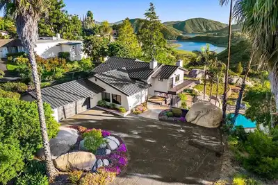 Image de Lake View House! Pool & Hot Tub