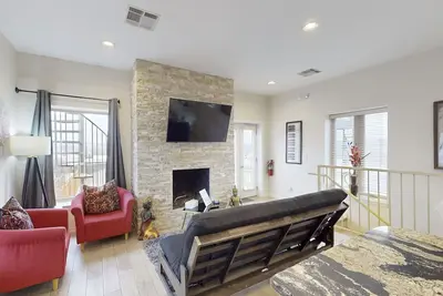 Image de Spacious downtown stay w/ 2 separate apartments, rooftop terrace & city views