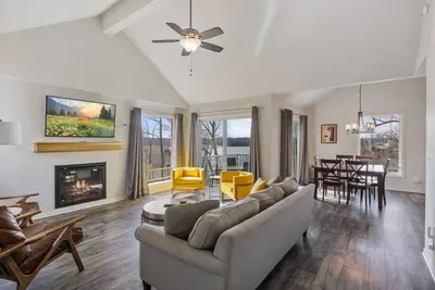 Image de Beautiful lake view home with deck, fireplace, pool - Near Margaritaville