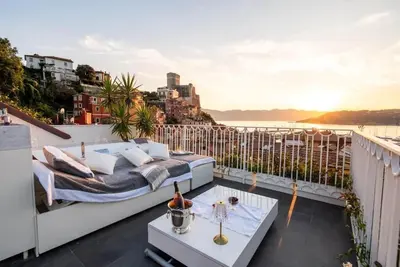 Luxury apartment a stone's throw from the sea with terrace with Jacuzzi.