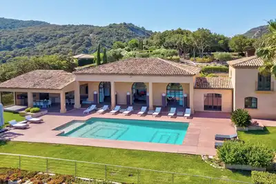 Image de Belle villa familiale avec vue mer dans domaine privé en bord de mer