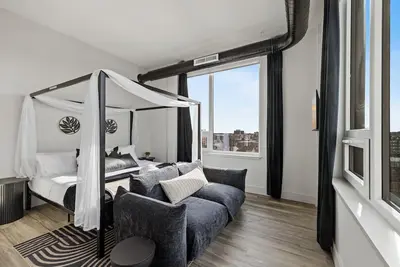 Image de Upscale Views 2br•Free Parkn, Walk 2 Train, 2bath