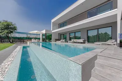 Image de Modern villa with infinity pool, playing field and free e-charging station