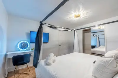 Image de Stylish Secret 7 minutes to Train & Airport. 4 beds+Sleeps 6! ✨20% Off 7 days! ✨