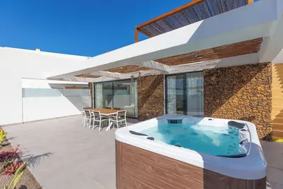 Image de Cozy retreat with outdoor hot tub, ideal for friends and families