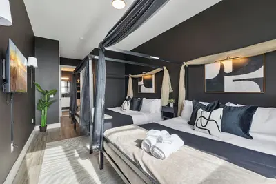 Image de 2br/2ba, King bd, Gym, Free Parking, 8min to Train