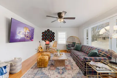 Image de Onu Guest House presents an Elegant Cottage w\/ King Bed, Arcade, Gym & Theater