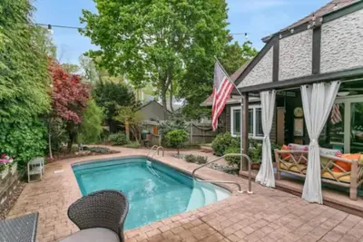 Image de Charming Tudor-Style Home with Ultimate Privacy in the Highlands