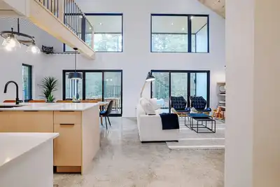 Image de À 1 hre de Montréal, entouré d'arbres matures, vous trouverez le Chalet Snö!