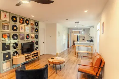 Image de Walk to Downtown Dining & Shops Modern Cottage