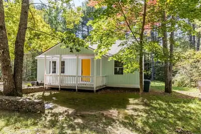 Image de Charming, modern 2-bedroom home steps from public beach on Kennebunk Pond.