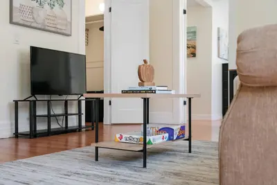 Image de 2 Baths > Easy Access to Fairplex & Colleges > Fast WiFi
