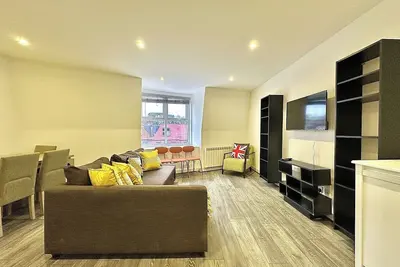 Image de Top-floor Flat next to Station