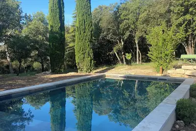 Image de Ma maison dans le luberon. \nDans un bois de chêne, pour profiter de la provence…