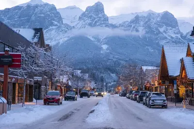 Image de Canmore Hotel Room | Pool + Hot Tubs Access
