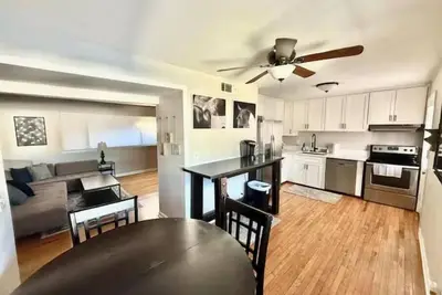 Image de Entire Condo-Walk to bars/restaurants-Peachtree Rd