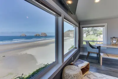 Image de Oceanfront overlooking Three Arch Rocks