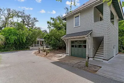Image de Welcome to Bo's Place in the desirable Sumners Crescent neighborhood.