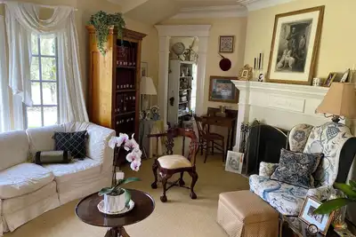 Elegant luxury country estate in the heart of Alberta w\/ guest house & pasture.