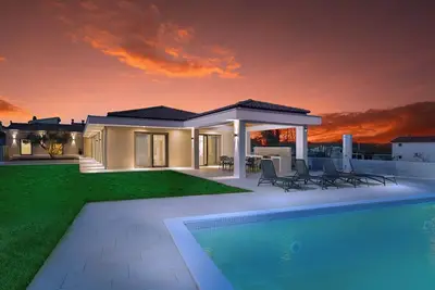 Image de Villa Rhea – Luxurious Retreat with Stunning Views & Private Pool!