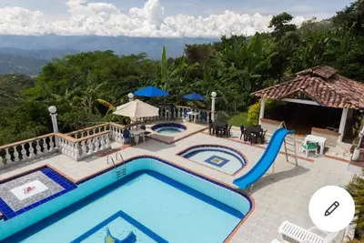 Image de Escápate a una Finca acogedora en San Jerónimo con piscina, jacuzzi y más.