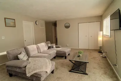 Image de Spacious 3-Bedroom Home with Game Lounge & Relaxing Backyard Near Glenbard East