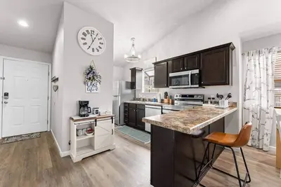 Image de 2 Bedroom Condo by Sdc!