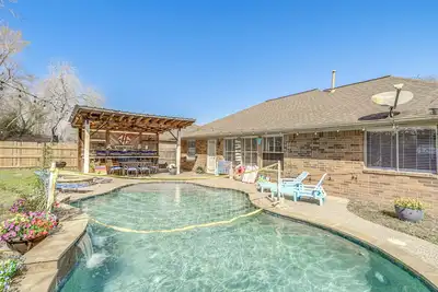 Swim & Unwind: Pet-Friendly Home in Spring!