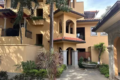 Image de Tropical Retreat - 3 Bdr/2 Bath condo, 2 min. walk to the Pacific Ocean.