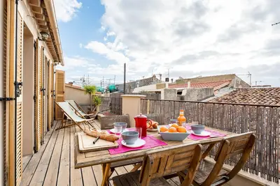Image de Neblo. Appartement avec terrasse, vue port, clim