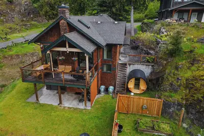 Image de Cozy Cabin w\/ Private Sauna, Cold Tub, Fire & Ocean View (10 min walk to beach)