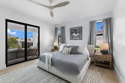 Image de Sunset Shores Brand-New w/ Heated Pool & Dock – 5 Mins to Bonita Beach!