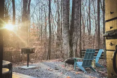 Image de The Premier Mini Modern Cabin is a perfect romantic retreat for two or a peaceful self-indulgent getaway for the one and only you! <br><br>A luxury suite designed for no more than two. . . inside you'll find love is in the air with our sleek designs and