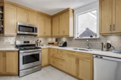 Image de Warm, welcoming, and calm East Van home