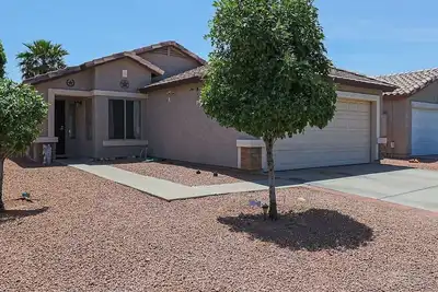 Image de Charming 3-bedroom house with 2 full bathrooms, Ac and WiFi in Surprise, Az