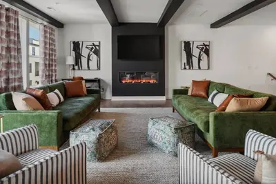 Image de Sophisticated Escape with Scenic Rooftop – Minutes to Downtown Hotspots