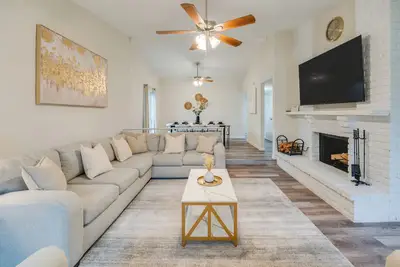 Image de 10 Mi to Six Flags: Pet- & Family-Friendly Retreat