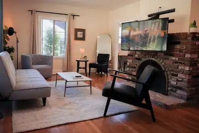 Image de Charming Pasadena Retreat in a Central Location on a Gorgeous Tree-Lined Street