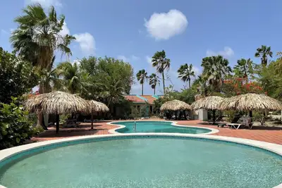 Image de Blue Nest - Bright Comfortable Condo with Ac, Shared Pool, & Sunset Views.
