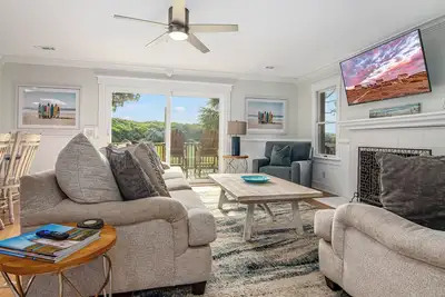 Image de Charming Five-Bedroom Home on Golf Course with Stunning Views
