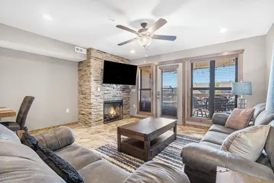 Image de 3 Bd Lakefront Condo with Room for 10, Near Attractions, Shows and Eateries! Ticket Deals!