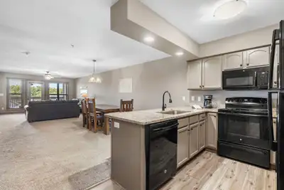 Image de 2 Bdrm Lake Community Condo sleeps 10, Ticket Deals, Resort Amenities, 2 min to Sdc!