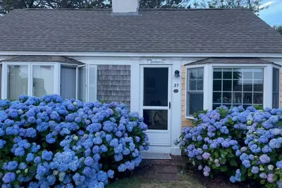 Image de Cozy Studio Cottage Steps from the Beach